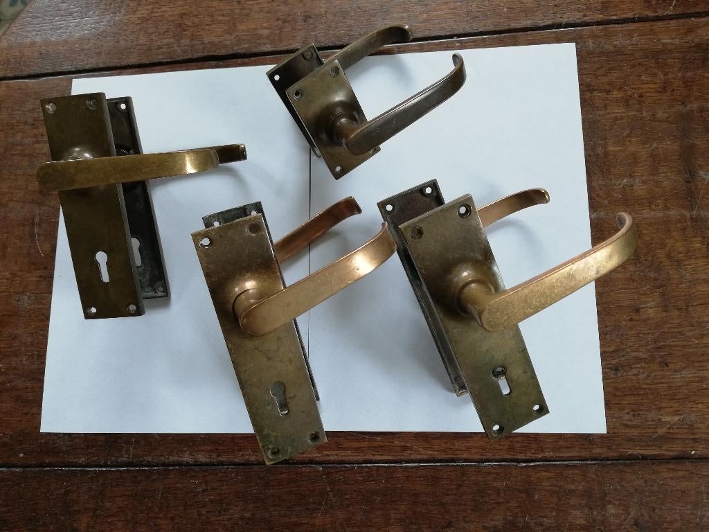 4 sets mooie sobere oude deurklinken (koper of messing)