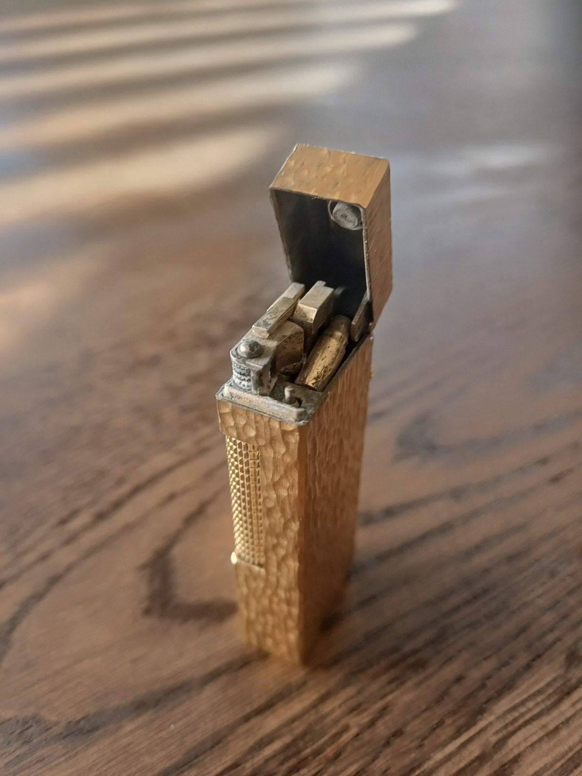 Vintage Dunhill Aansteker - Goudkleurig, Made in Switzerland, Ophalen of Verzenden, Gebruikt, Aansteker