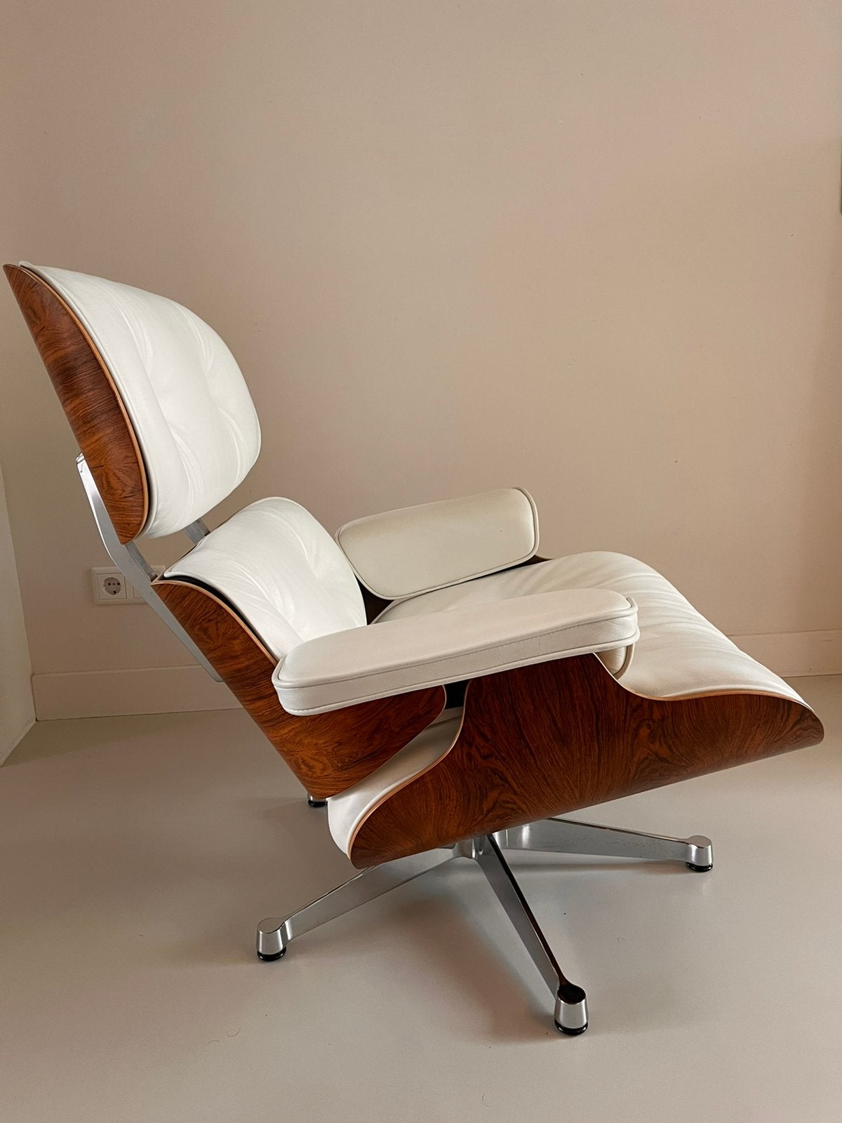 Charles & Ray Eames Lounge Chair, door VITRA, in Palisander, Ophalen, Gebruikt, Wit, Design