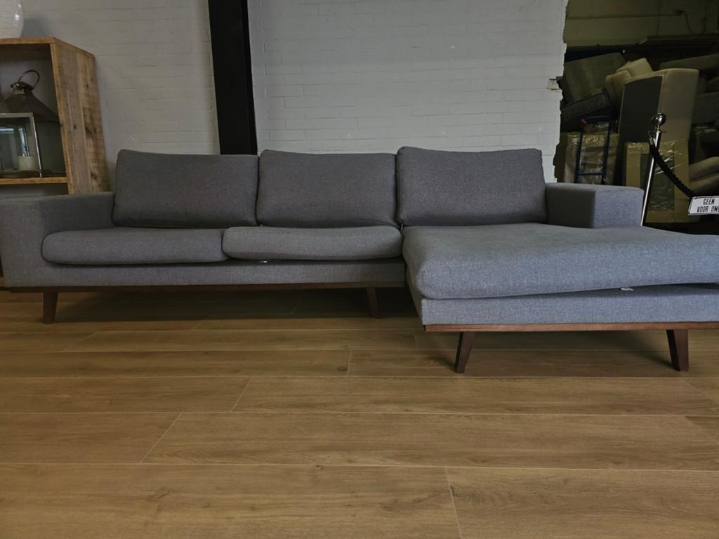 Hoekbank met brede zitting, 125 cm of meer, 125 cm of meer, Zo goed als nieuw, Info@homefriesland.nl