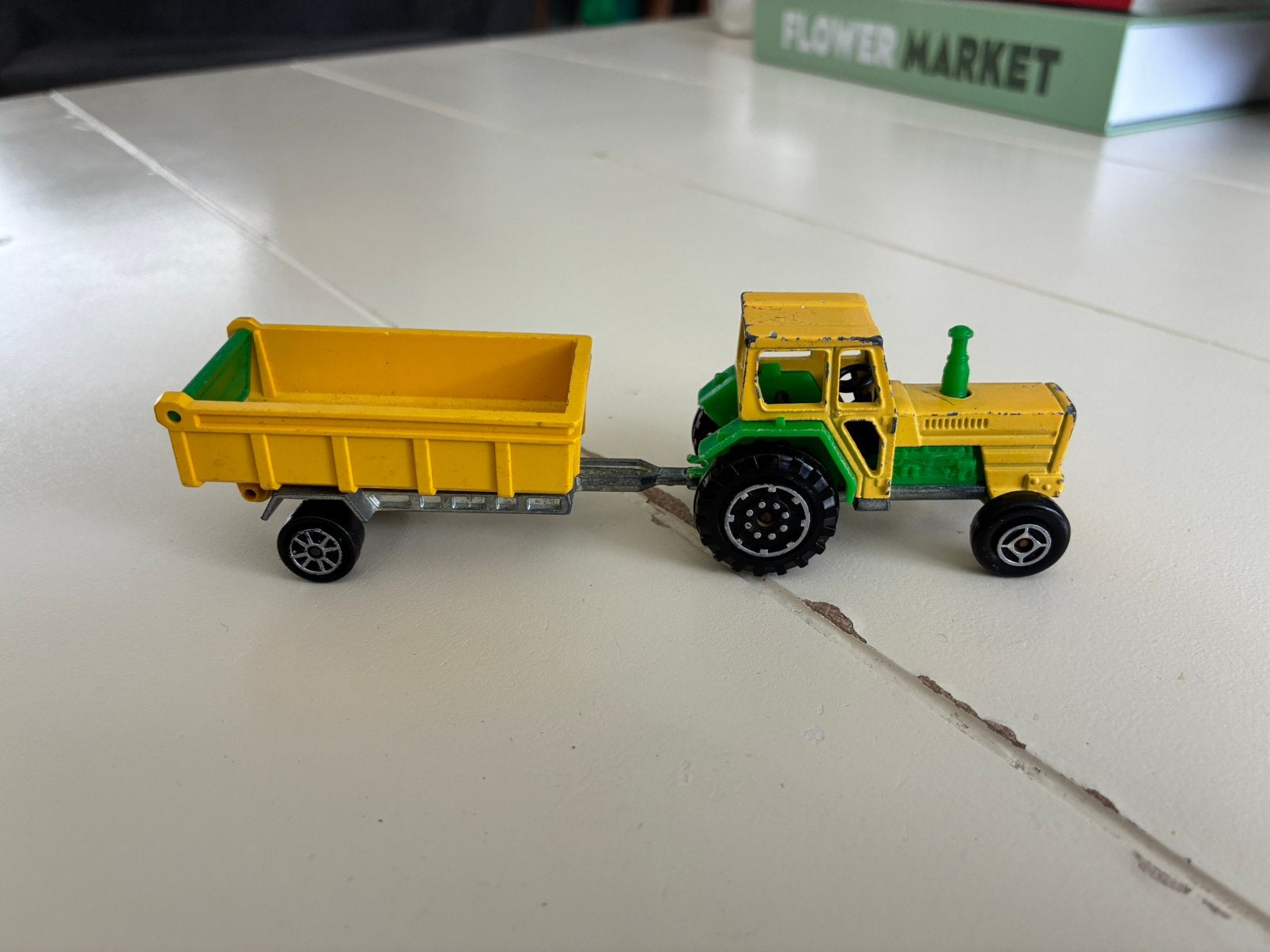 Majorette tractor met  aanhanger geel (2), Hobby en Vrije tijd, Ophalen of Verzenden, Zo goed als nieuw, Tractor of Landbouw