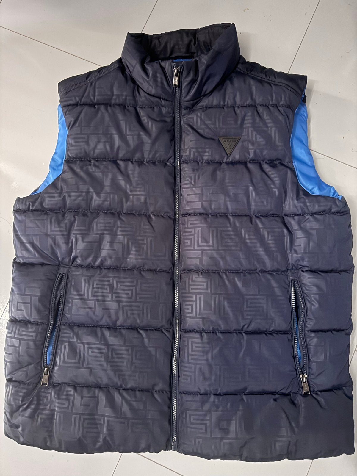 Guess Monogaam Bodywarmer - Zwart/Blauw - Maat XXL, Verzenden, Zo goed als nieuw, Maat 52/54 (L), Blauw