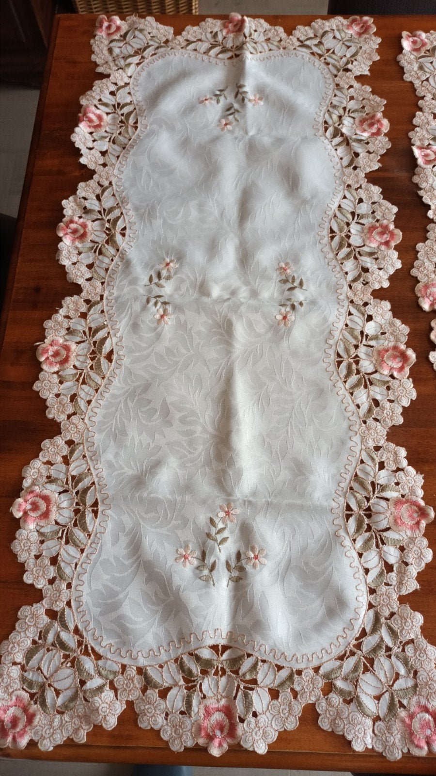 Tafelloper en placemats met roze bloemen en kant, 88 cm, Geborduurd, Zo goed als nieuw, Katoen