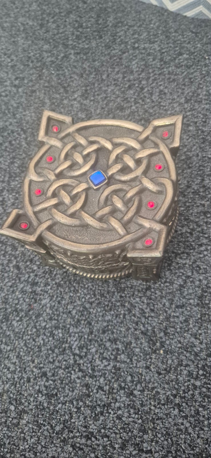 keltische knopp opbergdoos met zoutsteen, Sieraden, Tassen en Uiterlijk, Broches, Ophalen, Zo goed als nieuw, Met kristal