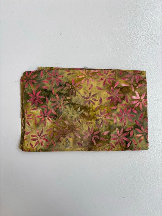 Batik stof met bloemenprint - Groen/Roze, Gebruikt, Meerkleurig, Ophalen of Verzenden, 30 tot 120 cm
