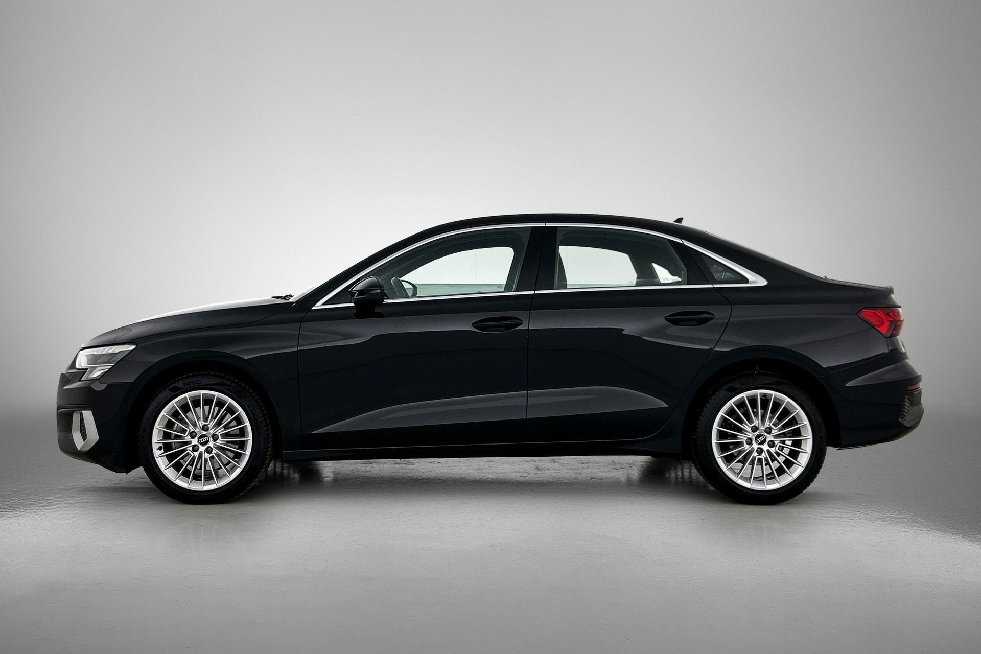 Audi A3 Limousine 30 TFSI Business edition (NAVIGATIE, CAMER, Stof, Gebruikt, Origineel Nederlands, Bedrijf
