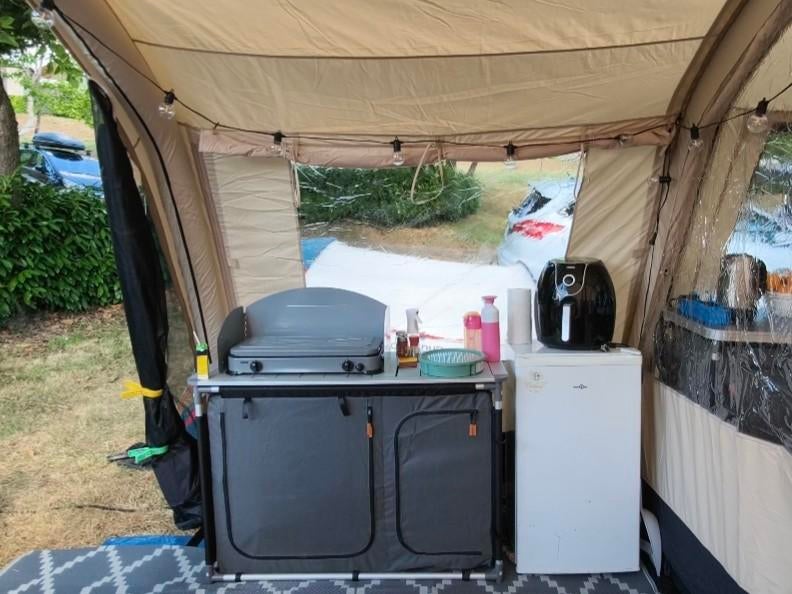 Camping keukenkastje + windscherm (zonder gasstel) incl tas, Ophalen, Zo goed als nieuw