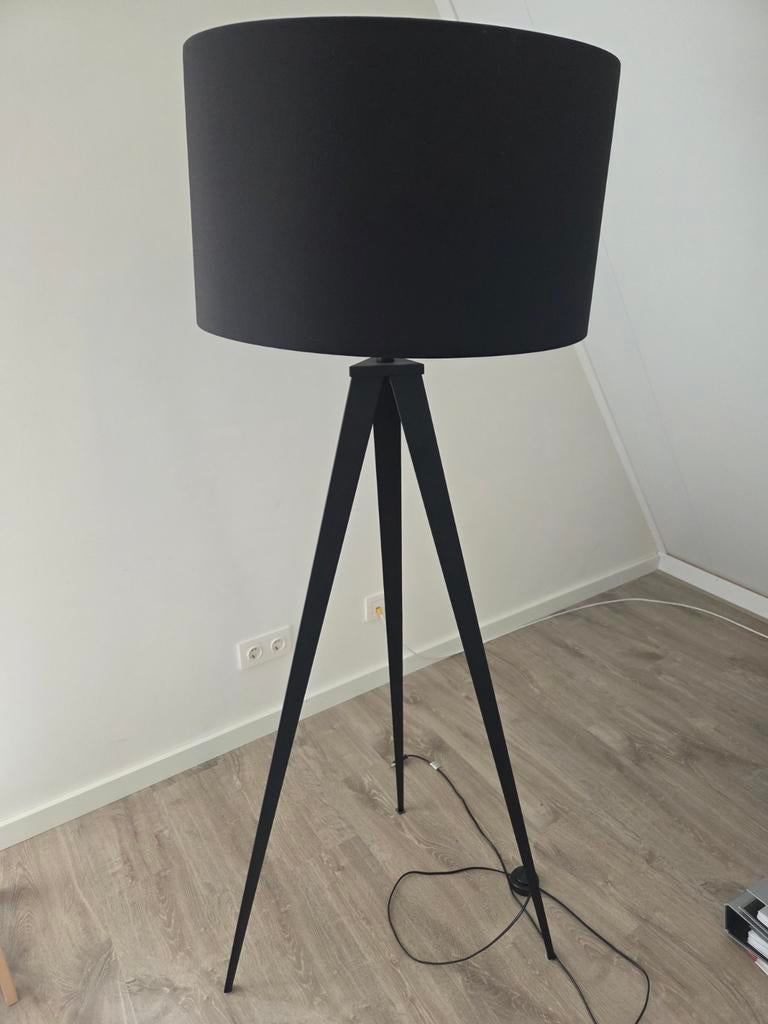 Zuiver Tripod Vloerlamp Zwart - Zo goed als nieuw, Huis en Inrichting, Lampen | Vloerlampen, Ophalen, Modern, Industrieel, Zo goed als nieuw