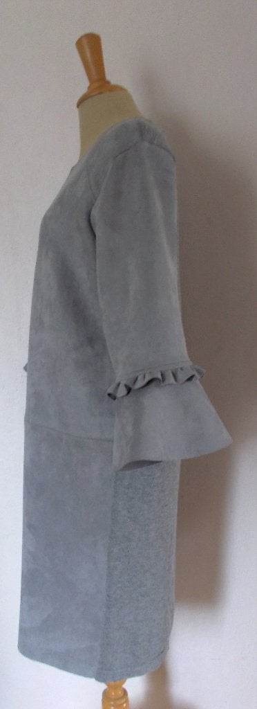 Grijze suede look jurk van Sandro Ferrone! L, Kleding | Dames, Verzenden, Maat 42/44 (L), Zo goed als nieuw, Knielengte