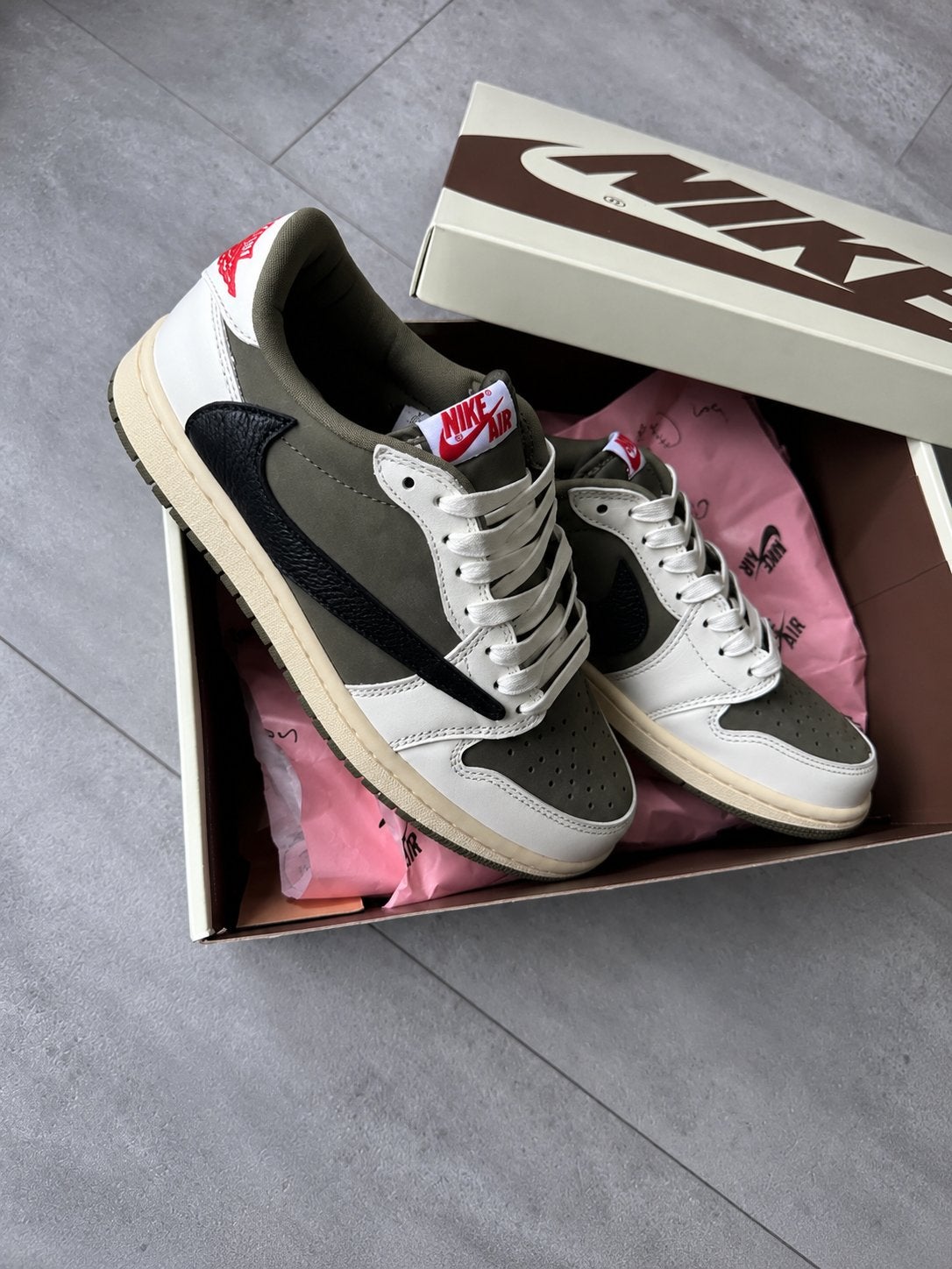 Nike Air Jordan 1 Low Travis Scott Medium Olive, Ophalen of Verzenden, Nieuw, Overige kleuren, Sneakers of Gympen
