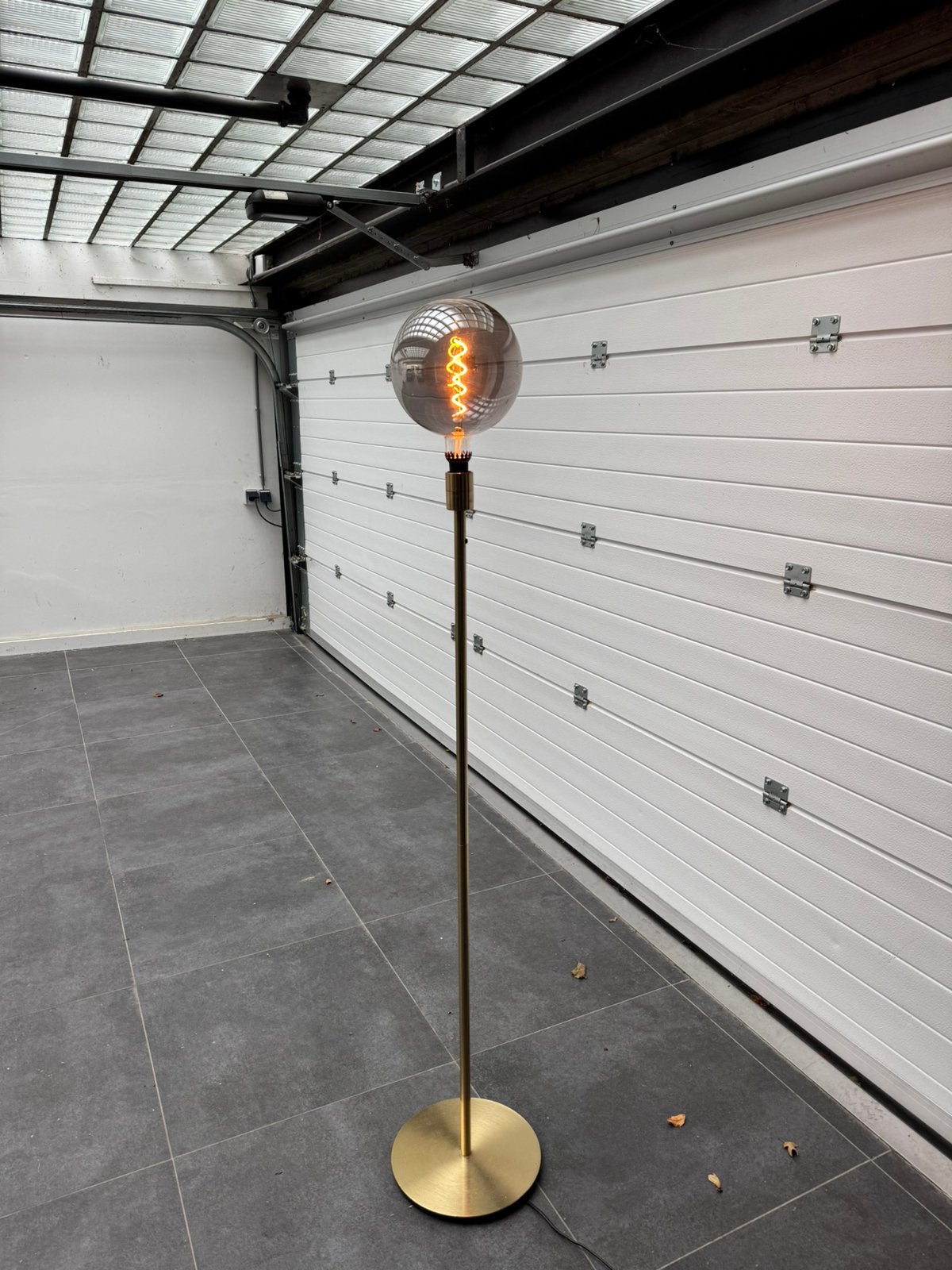 Gouden sta lamp met grote licht bulb, Huis en Inrichting, Lampen | Vloerlampen, Ophalen, Zo goed als nieuw