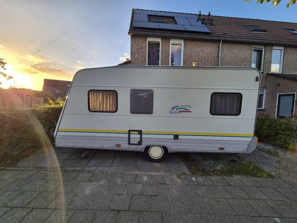 Bürstner Fun 43 TN - Compacte caravan met fietsenrek, Caravans en Kamperen, Omvormbare zithoek, Particulier, Bürstner, 4 tot 5 meter