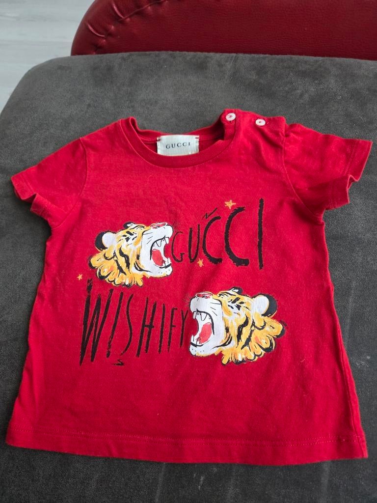 Leuk rood Gucci shirtje voor baby's (6-9 maanden), Ophalen of Verzenden, Zo goed als nieuw, Gucci, Jongetje of Meisje