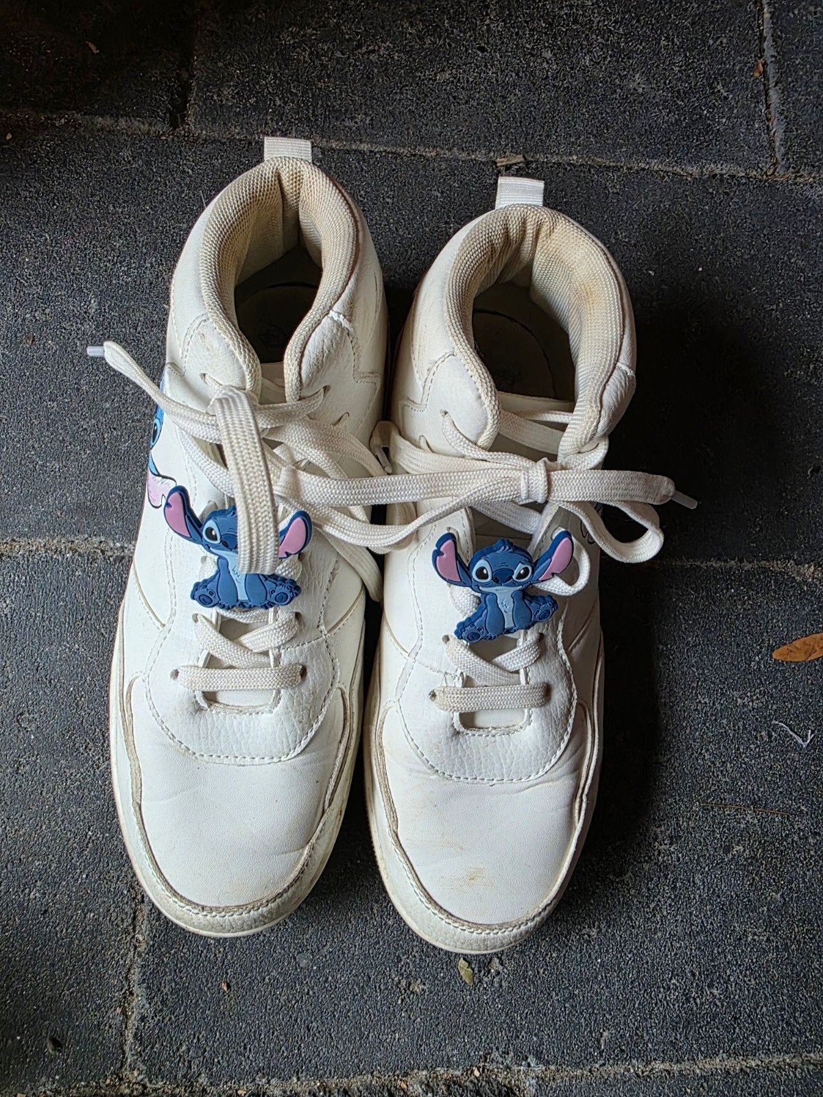 Witte sneakers met Stitch bedels, Wit, Ophalen of Verzenden, Gedragen, Sneakers of Gympen