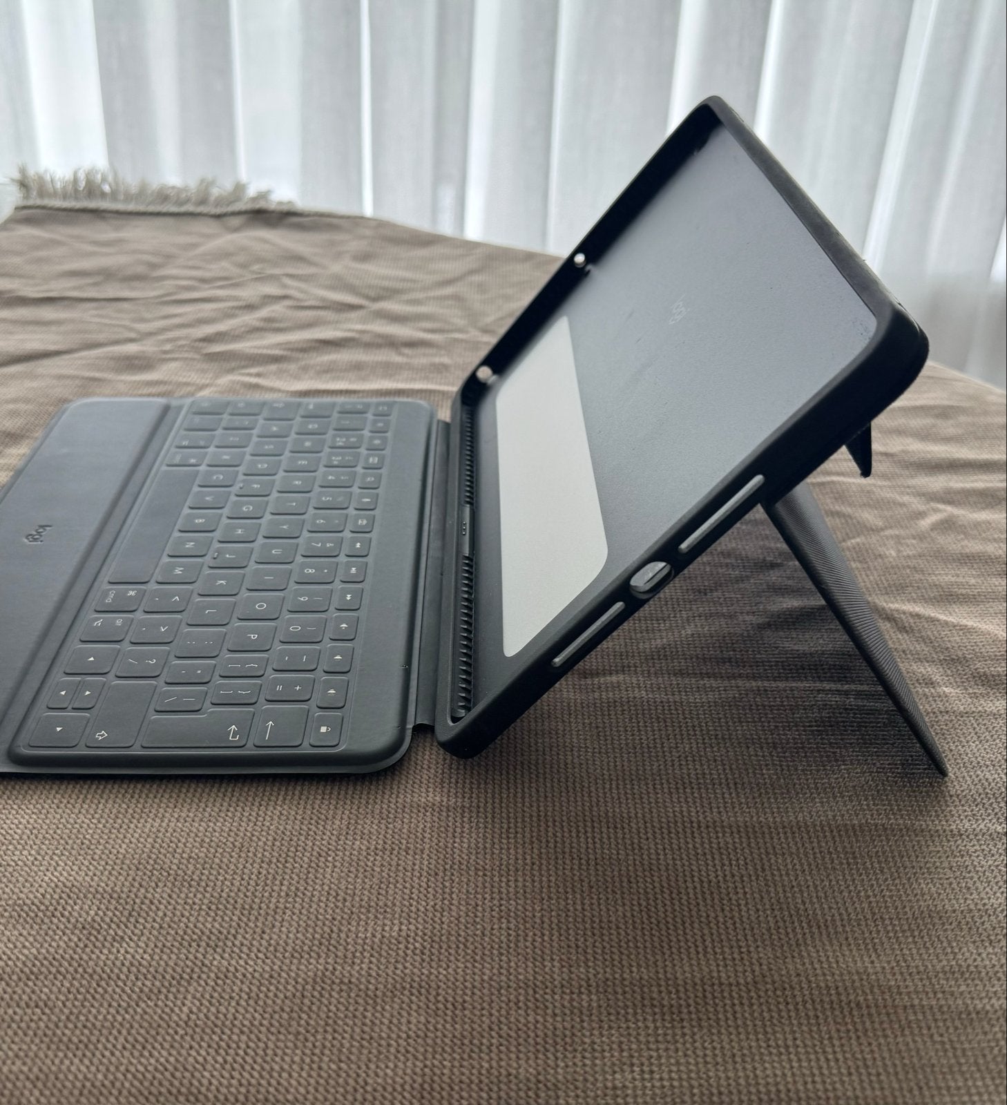 Logitech Rugged Folio Toetsenbord Cover vanaf iPad 5e genera, Ophalen of Verzenden, Zo goed als nieuw, Qwerty, Trackpad