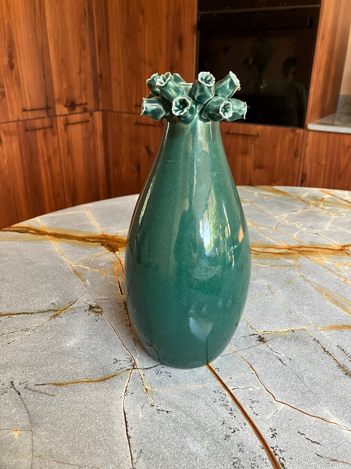 Groene Keramische Vaas (H25cm) met Bloemvormige Rand, Antiek en Kunst, Ophalen of Verzenden