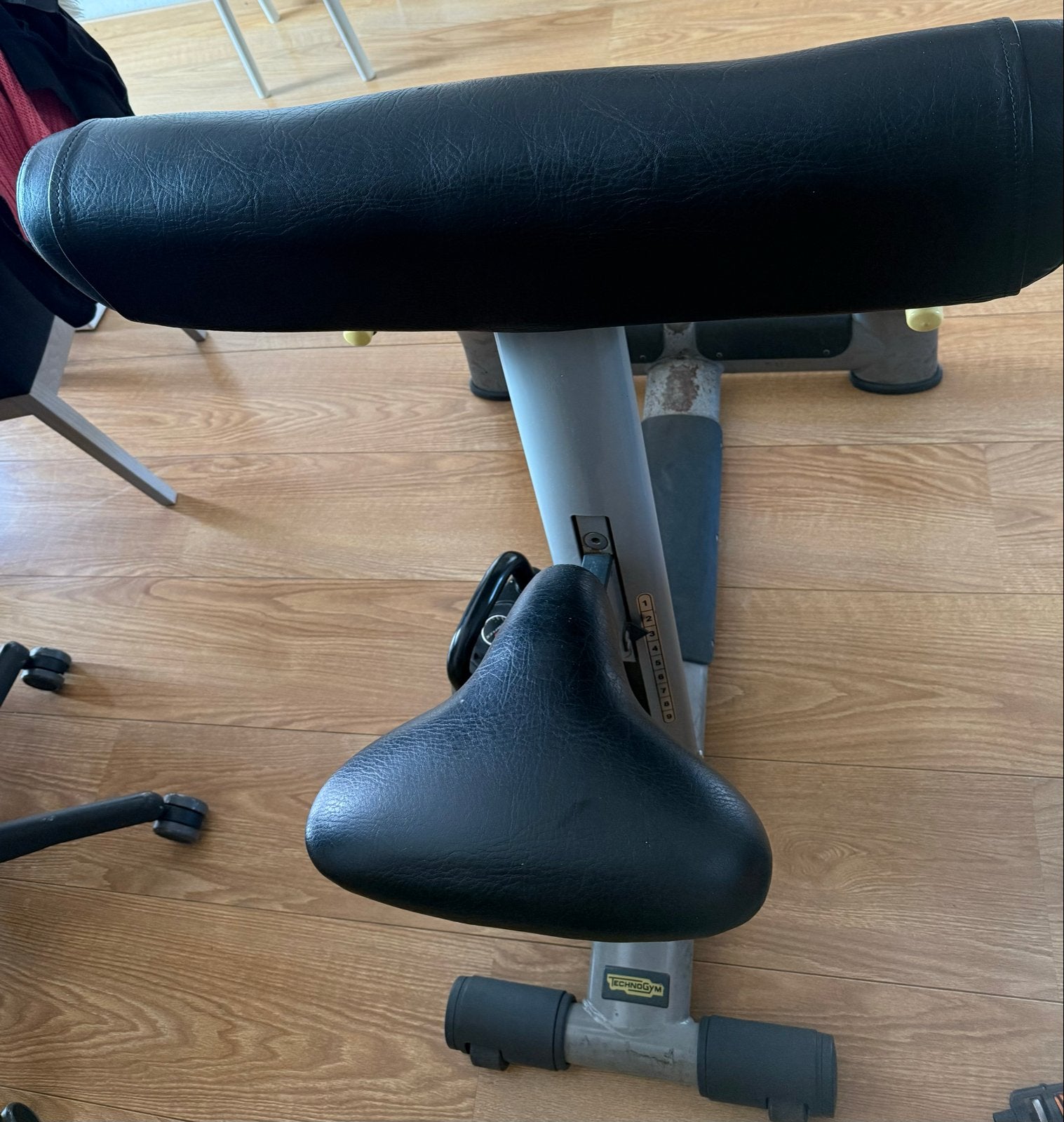 Technogym curl bank (preacher) voor biceps, Ophalen, Gebruikt, Armen, Fitnessbank