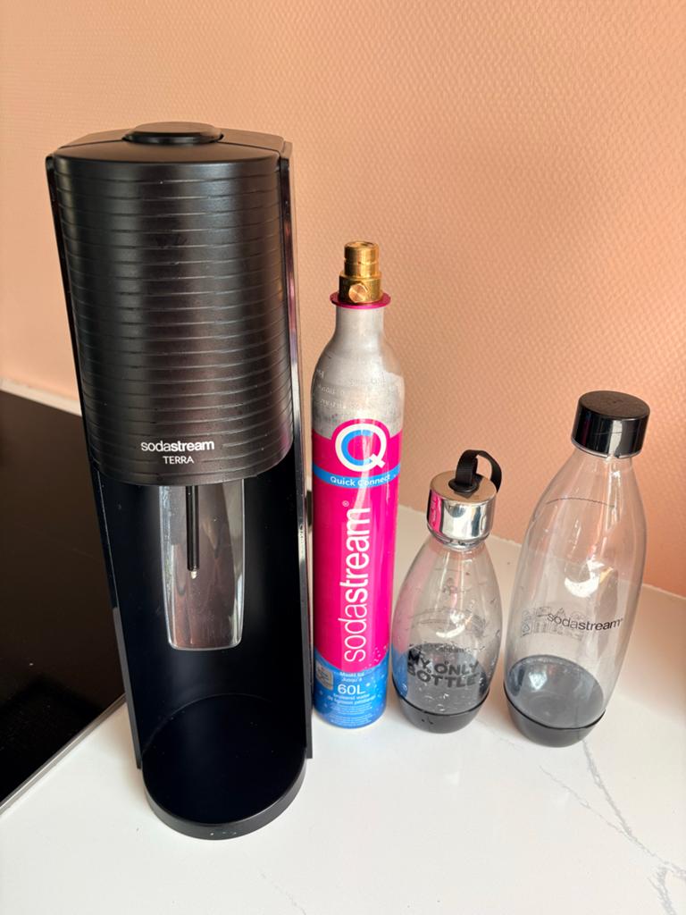 Sodastream Terra inclusief cilinder en twee flessen, Witgoed en Apparatuur, Bruiswatermachines, Ophalen of Verzenden, Zo goed als nieuw