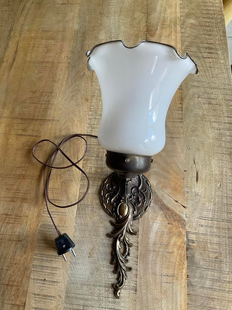 Vintage wandlamp met opaline glas en sierlijke bronzen voet, Ophalen of Verzenden