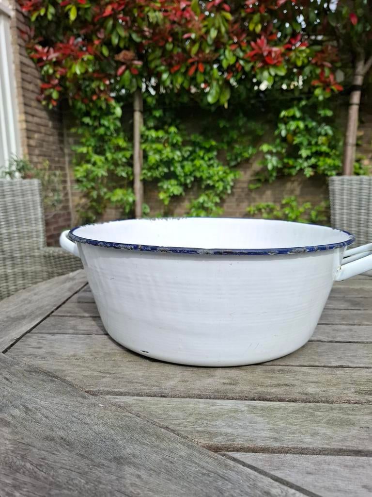 Vintage witte emaille schaal met blauwe rand, Antiek en Kunst, Antiek | Emaille, Ophalen of Verzenden