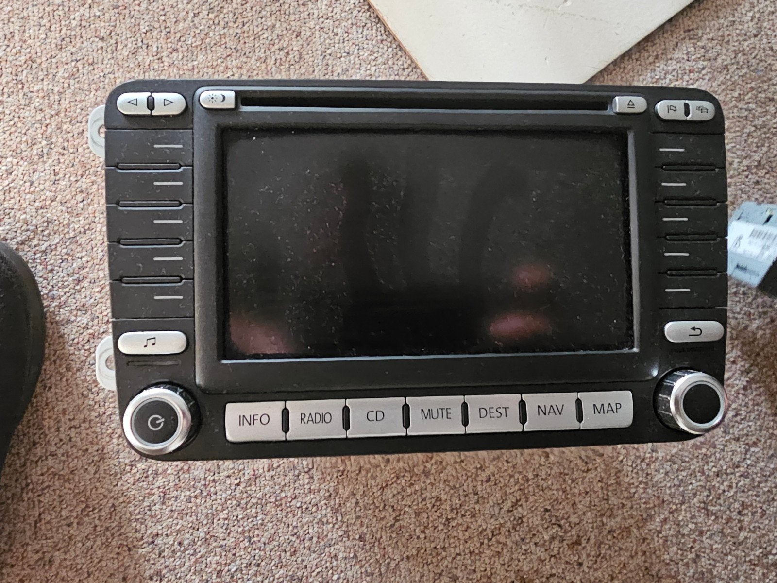 Originele VW autoradio, Ophalen