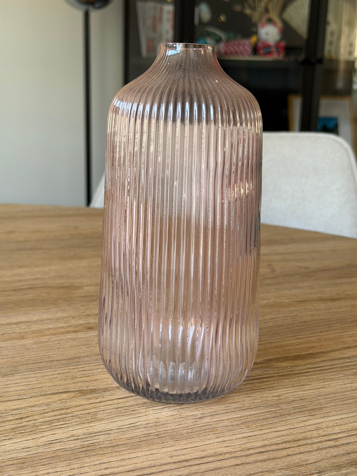 Geribbelde glazen vaas roze rosé flesvorm 22,5 cm, Huis en Inrichting, Woonaccessoires | Vazen, Ophalen of Verzenden, Roze, 22 cm