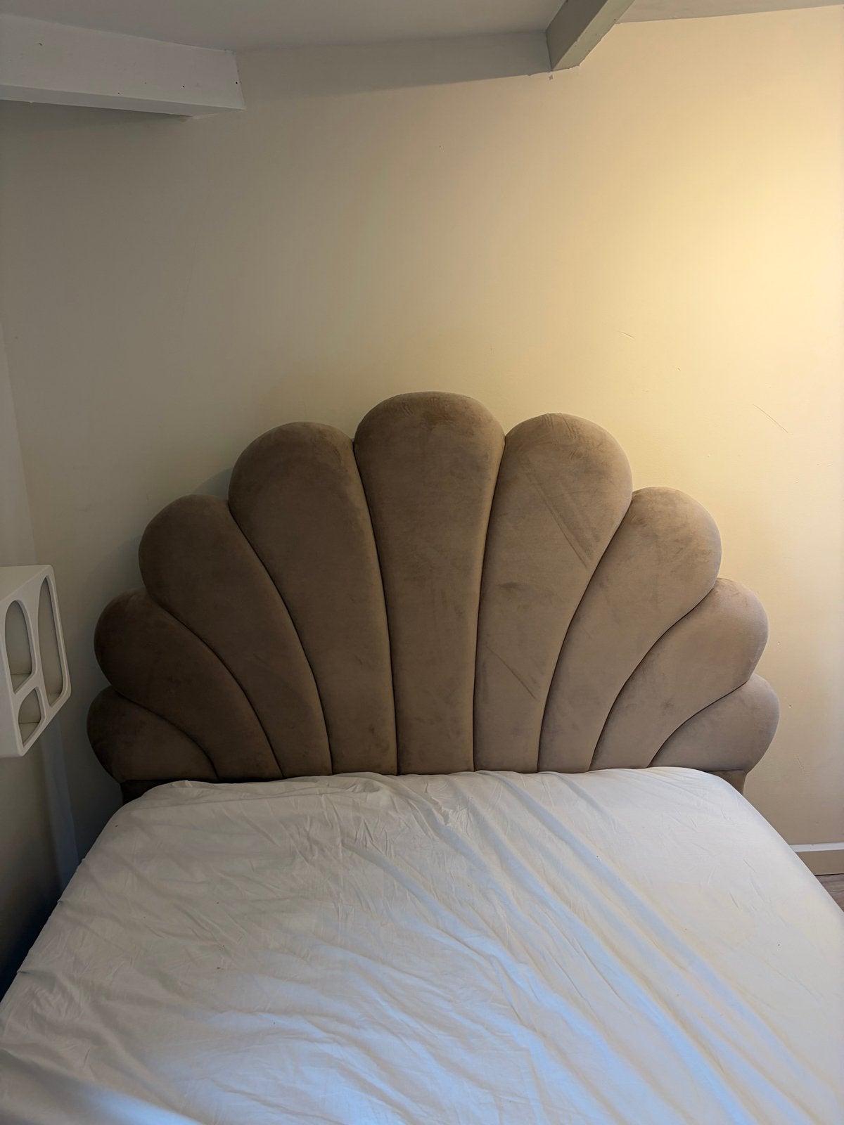 Tweepersoonsbed (140x200) met schelpvormig hoofdbord, Eenpersoons, Beige, Zo goed als nieuw, 200 cm