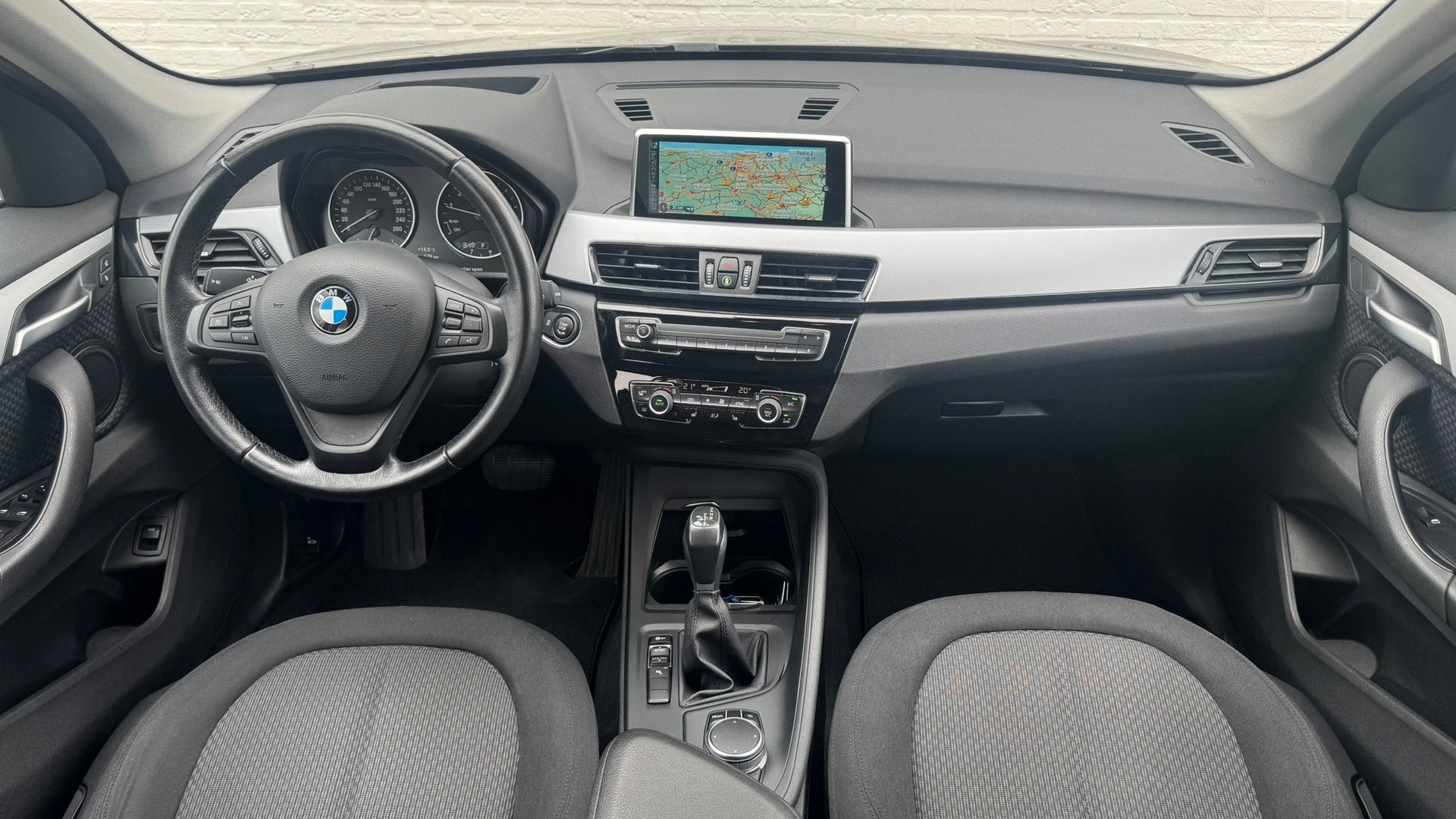 BMW X1 SDrive18i High Executive Camera Trekhaak 1700kg Clima, Gebruikt, 19 km/l, 3 cilinders, 1405 kg
