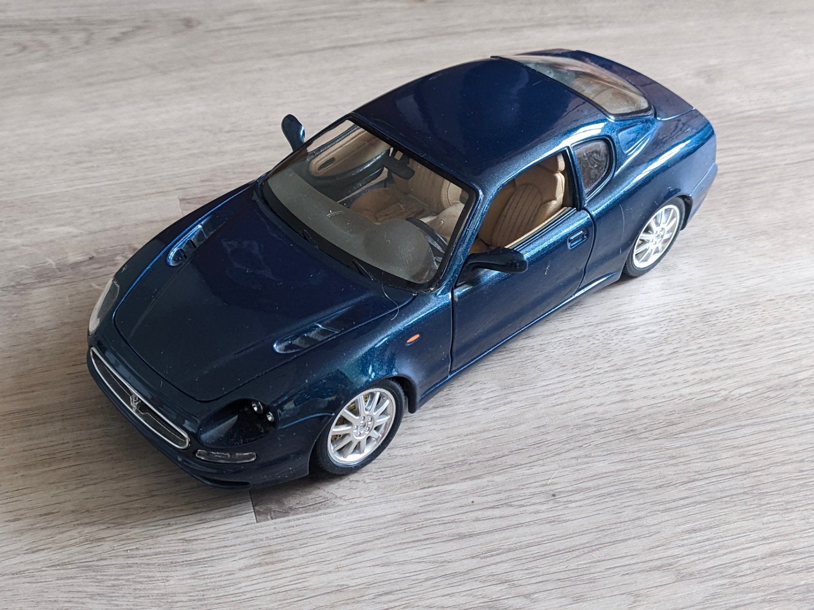 Bburago 1:18 Maserati 3200GT - Gedetailleerd met gitaar, Ophalen of Verzenden, Gebruikt, Auto, Bburago