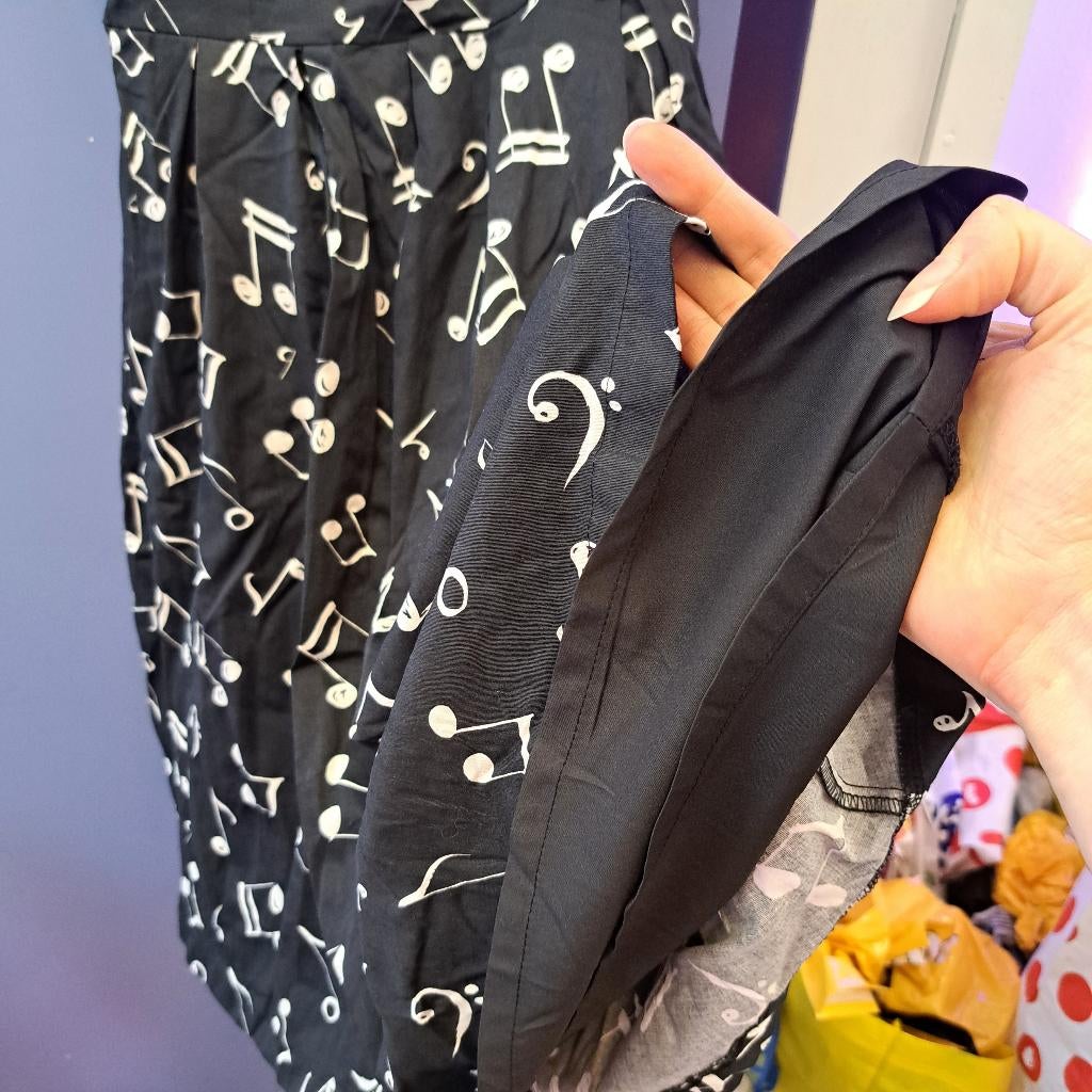 Zwart Lindy Bop jurkje met muzieknotenprint maat S-M 48997, Maat 38/40 (M), Lindy Bop, ., Zwart