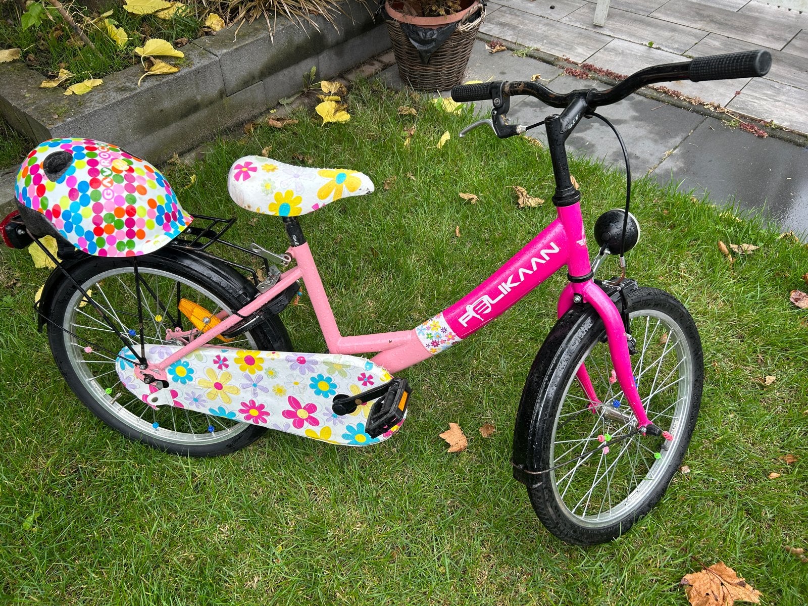 Roze Pelikaan kinderfiets 20 inch met bloemen en helm, Ophalen, Gebruikt, Terugtraprem, 20 inch of meer