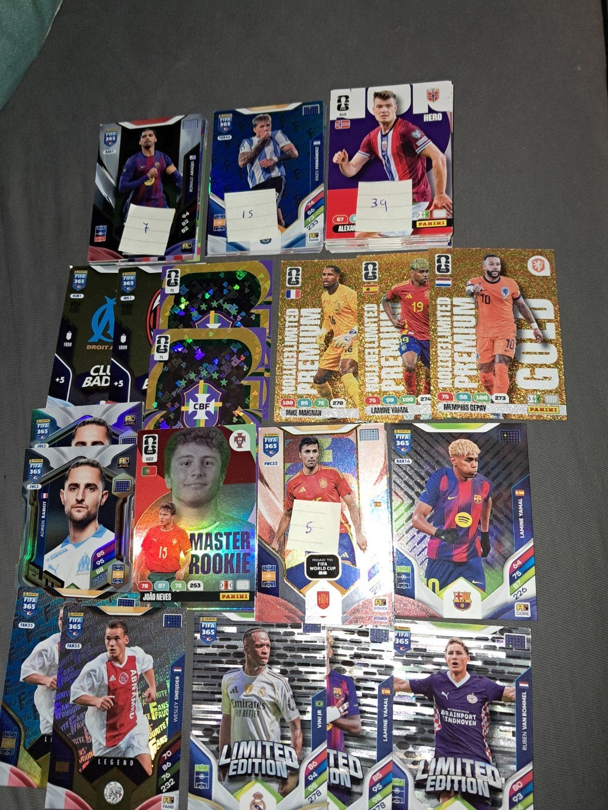 230 Voetbal-kaarten FIFA 2026. Veel speciale kaarten! Nieuw!, Ophalen of Verzenden, Zo goed als nieuw, Meerdere plaatjes
