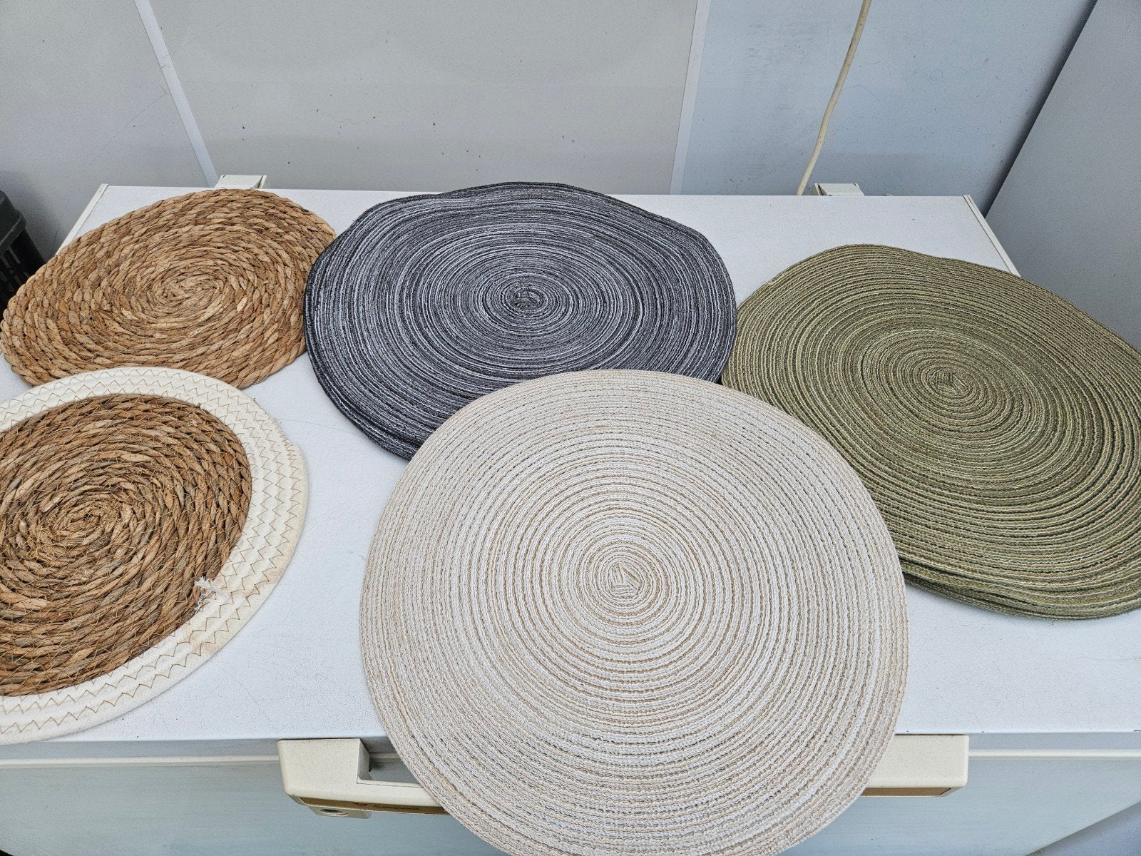 18 Ronde placemats in diverse kleuren en materialen, Ophalen of Verzenden, Gebruikt, Overige materialen