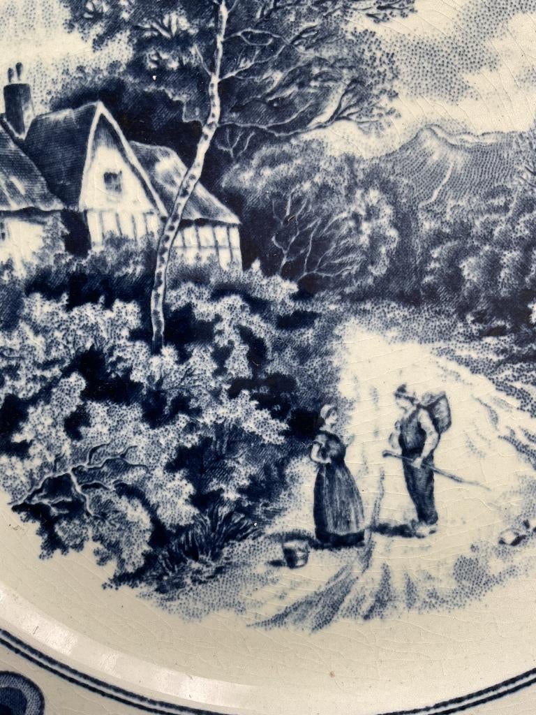 Antiek blauw-wit wandbord, marskramer en meid aan landweg., Ophalen