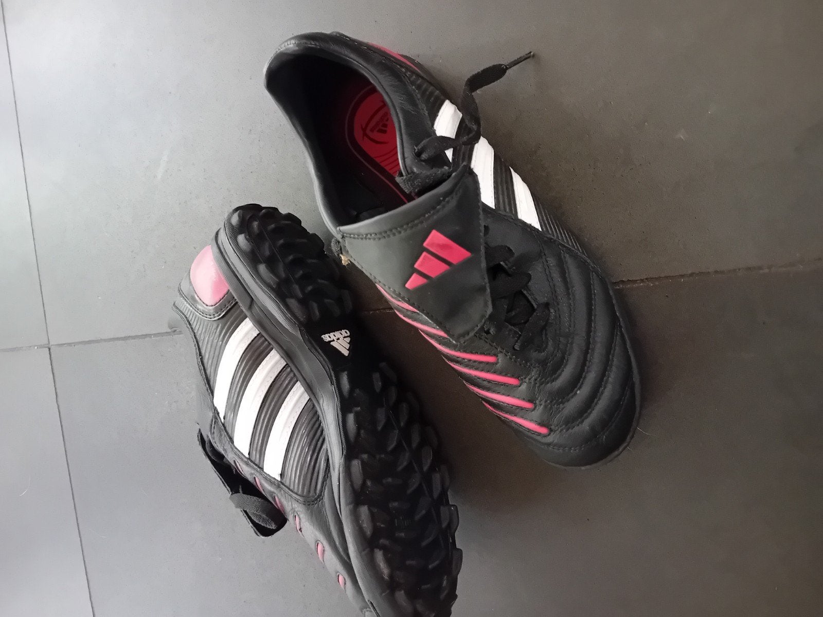 Adidas voetbalschoenen - Maat 39 1/3, Ophalen of Verzenden, Zo goed als nieuw, Schoenen