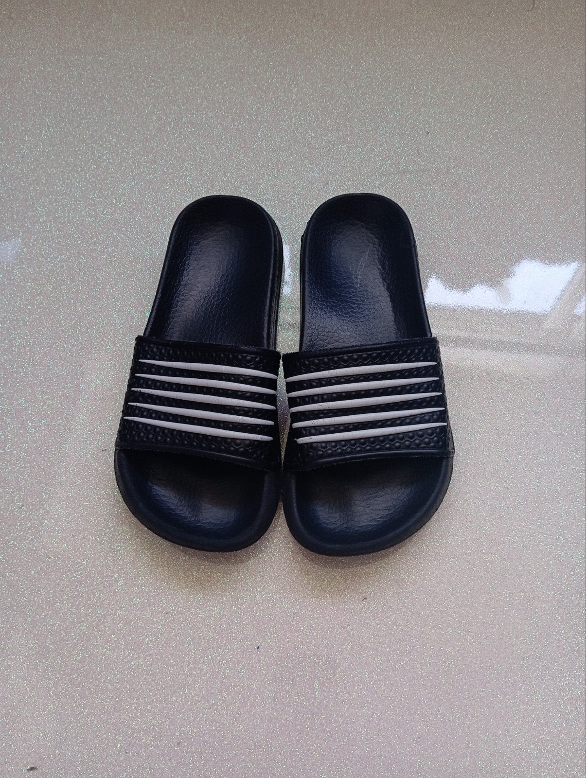 zwarte slippers, Slippers, Zwart, Ophalen of Verzenden, Onbekend