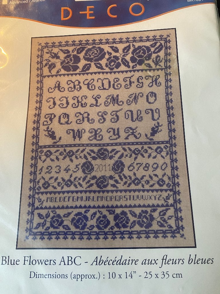 BORDUURPAKKET DMC DECO BLUE FLOWERS ABC MERKLAP, Verzenden, Nieuw, Handborduren, Borduurpakket