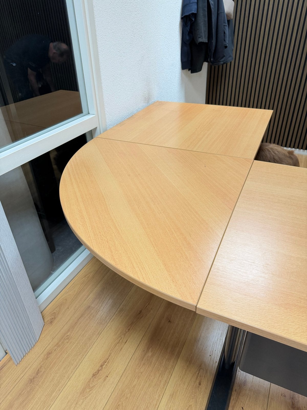 Bureau met zwarte stalen poot en eikenkleurig blad, Ophalen, Gebruikt, Hoekbureau, Bruin
