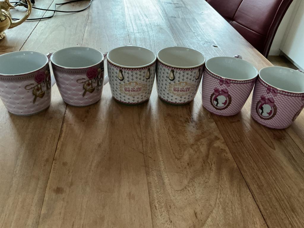 Zes Little Diva mokken, Keramiek, Ophalen of Verzenden, Zo goed als nieuw, Overige stijlen