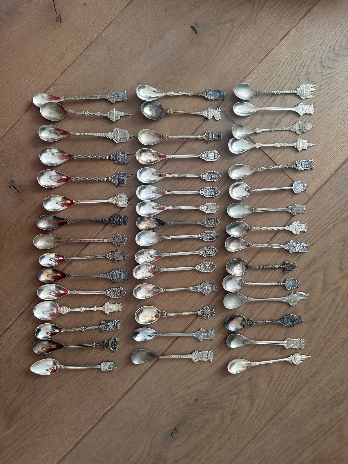 Grote collectie van 44 vintage verzamellepels, Ophalen of Verzenden