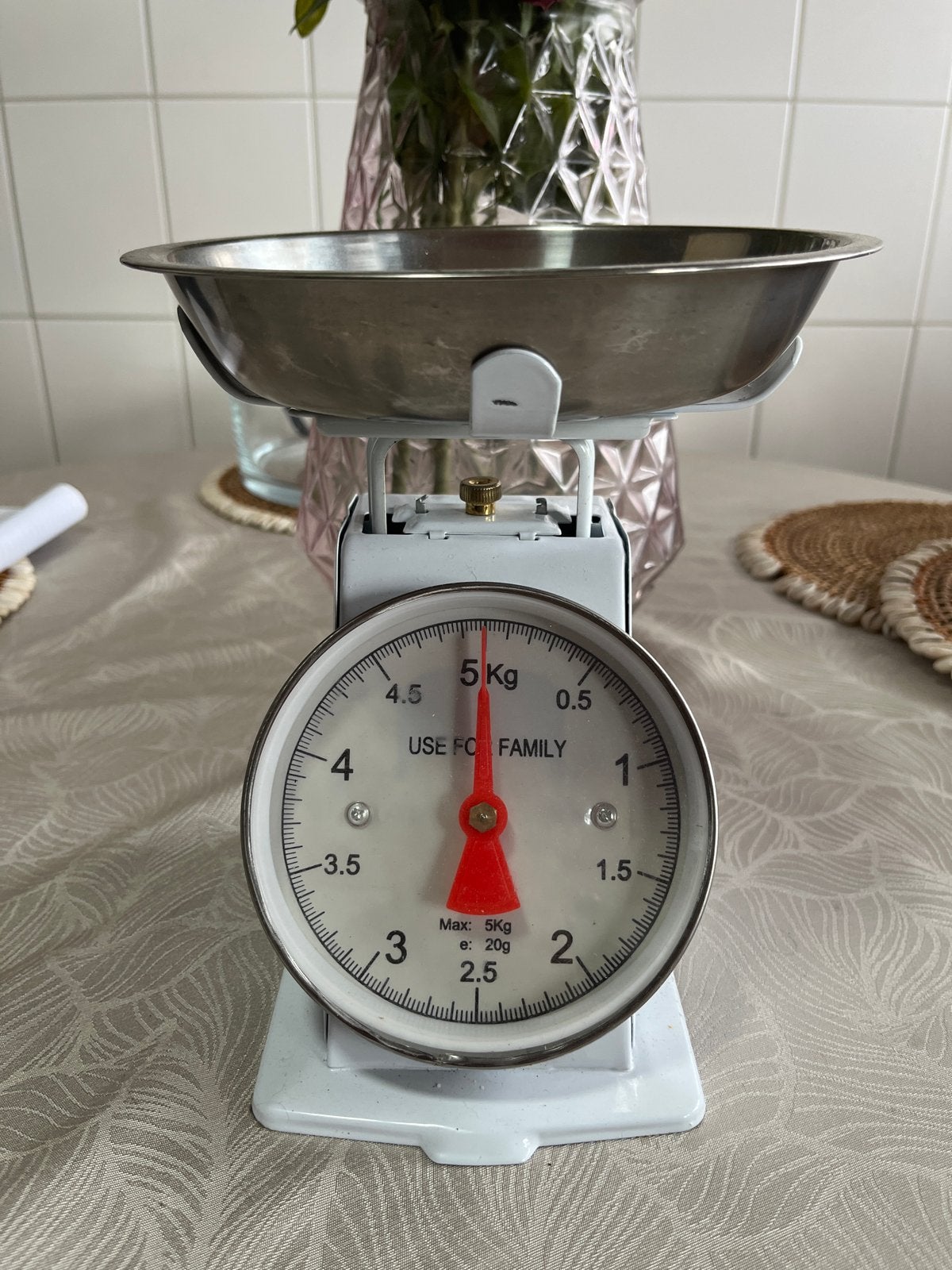 Witte analoge keukenweegschaal - max 5kg, Ophalen, Minder dan 10 kg, Keukenweegschaal, Zo goed als nieuw