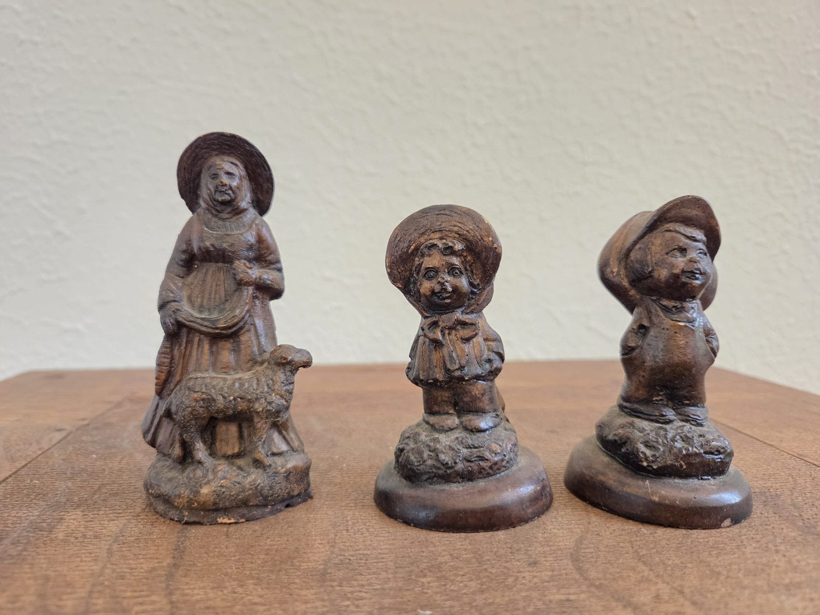 Vintage houten beeldjes: herderin met schaap en kinderen, Ophalen of Verzenden, Gebruikt, Mens