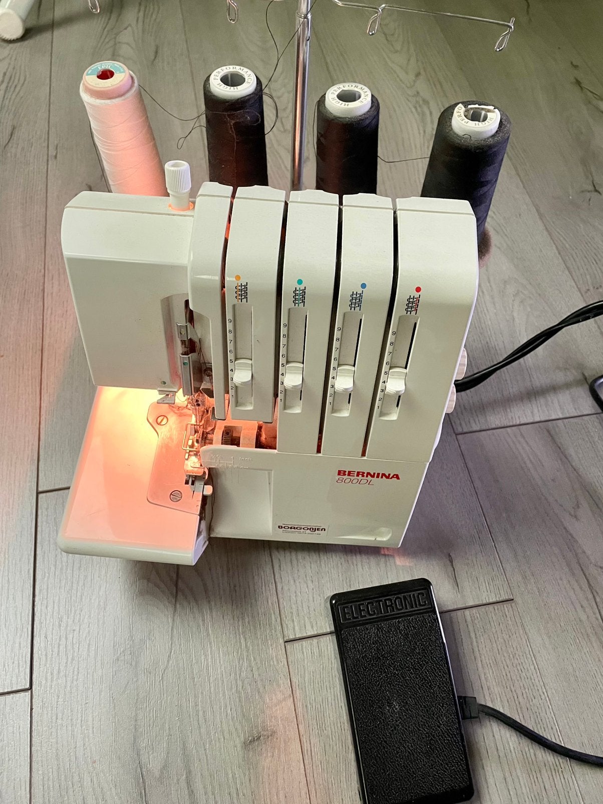 Bernina 800DL Lockmachine met accessoires, Ophalen, Gebruikt, Lockmachine, Bernina