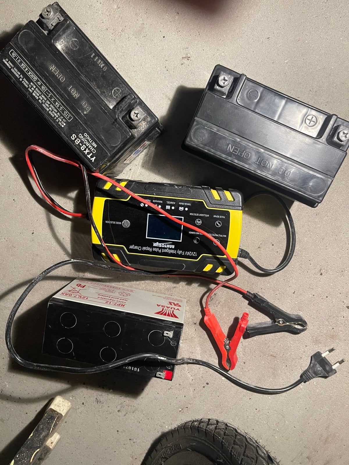 2 Accu's en 1 Lader - Yuasa, Exide, Anntozun, Auto-onderdelen, Accu's en Toebehoren, Ophalen, Gebruikt, Universele onderdelen