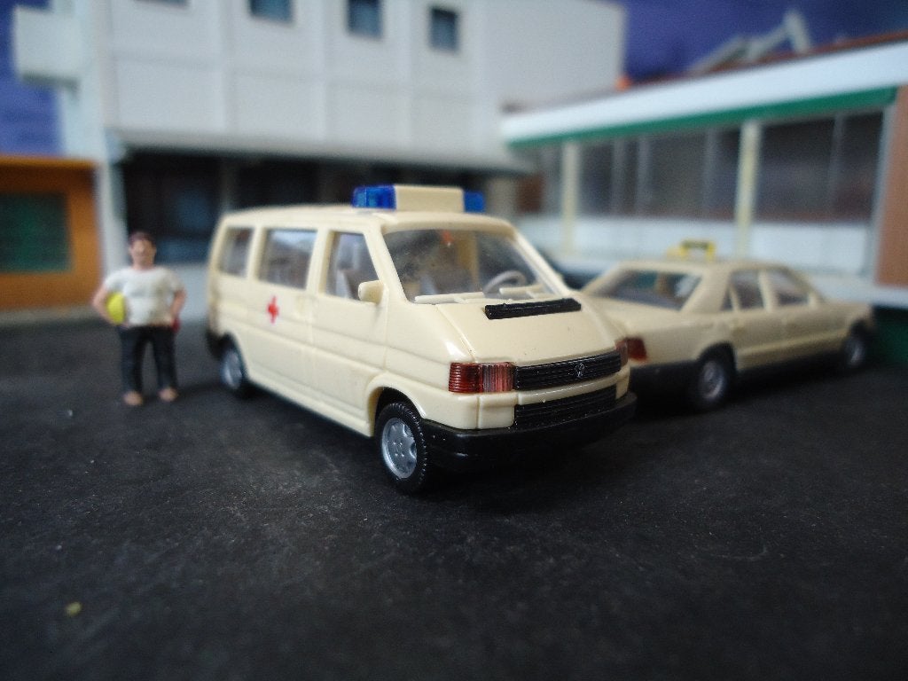 Volkswagen Transporter Bus T4 Caravelle - Wiking Rode Kruis, Ophalen of Verzenden, Nieuw, Bus of Vrachtwagen, Wiking