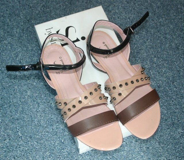 Nieuwe bruin/beige SI sandalen, mt 40, nieuw in doos, Beige, Nieuw, Sandalen of Muiltjes, Ophalen of Verzenden