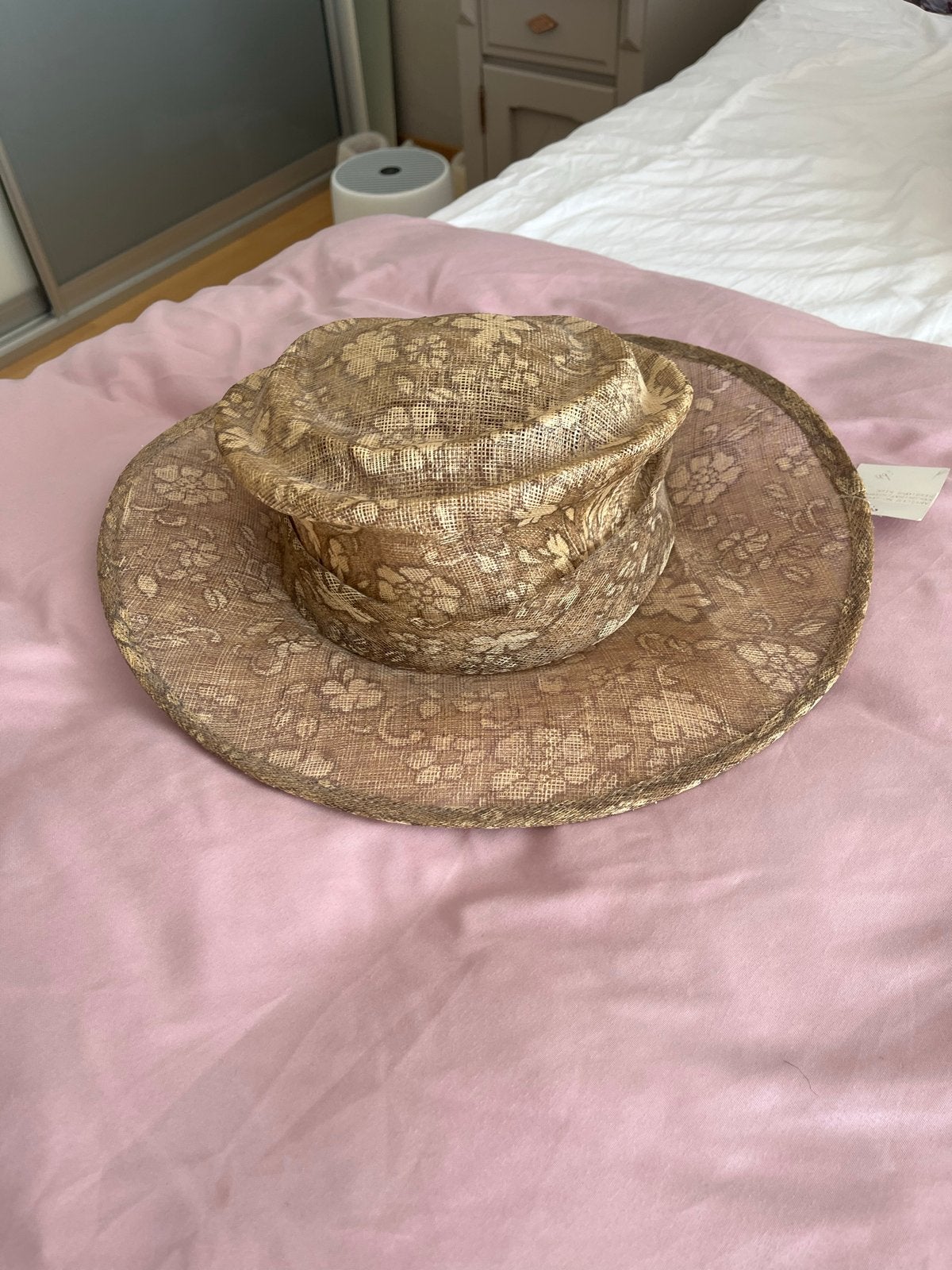 Elegante gouden hoed met bloemmotief, Kleding | Dames, Hoeden en Petten, Ophalen, Nieuw, One size fits all, Hoed