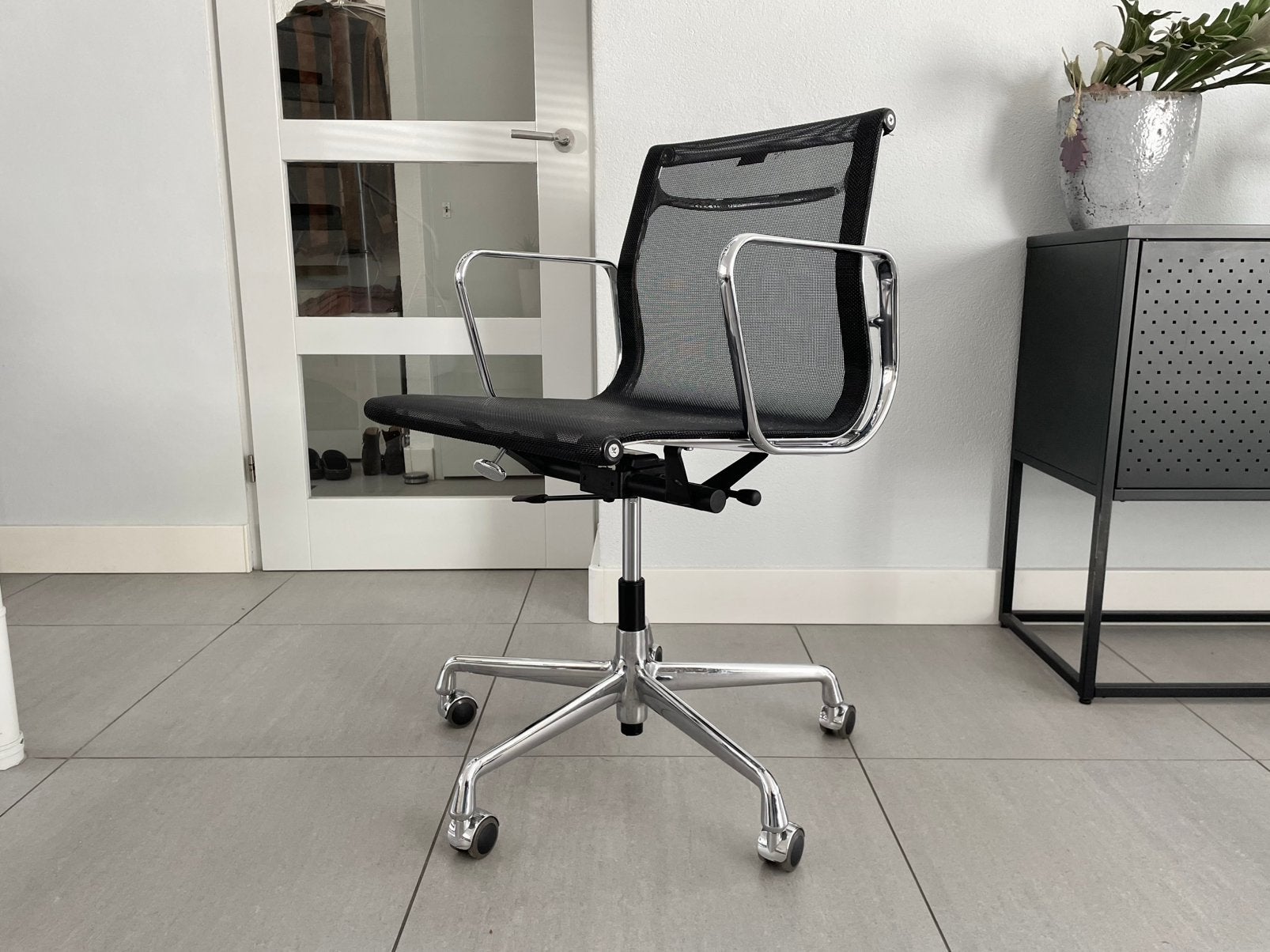 3x Vitra Eames ea117 bureaustoel zwart netweave, Zwart, Zo goed als nieuw, Nvt, Nvt