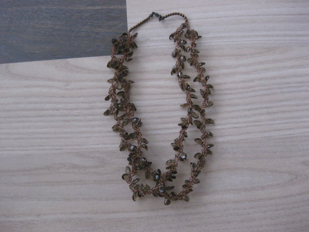 Nieuwe metalen halsketting met glaskralen, Sieraden, Tassen en Uiterlijk, Kettingen, Verzenden, Nieuw, Bruin, Overige materialen