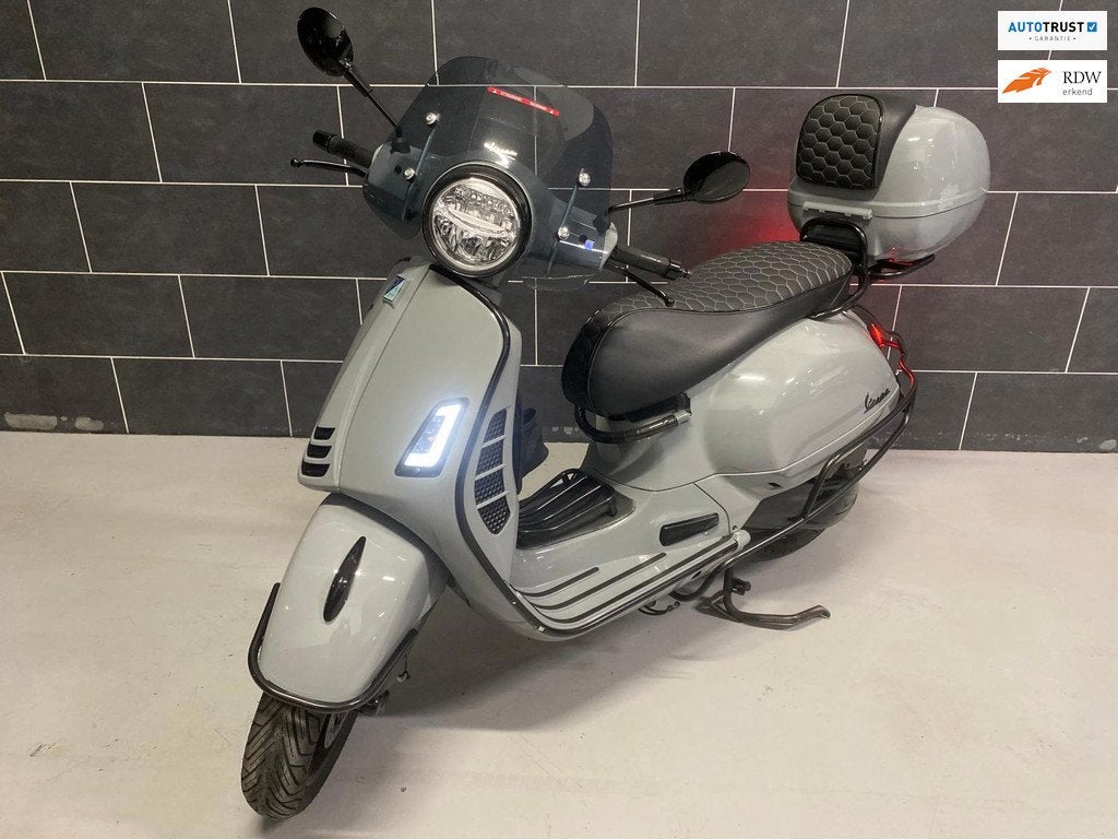 Piaggio Vespa GTS 300 HPE - Nardo - Beugels - Topkoffer, Motoren, Scooter, Bedrijf, 278 cc, 12 t/m 35 kW